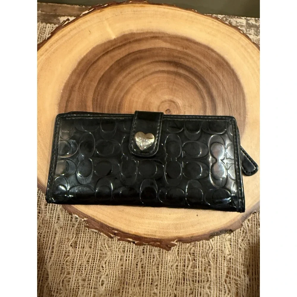 Coach Patent Logo Embossed Leather Heart Snap Closure Wallet Black Y2K